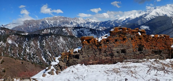 В эти дни сотрудниками Джейрахско-Ассинского музея-заповедника в рамках плана работы по визуальному осмотру технического состояния ОКН была совершена инспекционная поездка к архитектурному комплексу «Каштым», расположенному в Тумгойском ущелье, рядом с Галушпе.

Каштым представляет собой небольшой полуразрушенный башенный поселок замкового типа, в черте которого фиксируются 12 башен, 4 склеповых могильника и несколько руинированных хозяйственных построек. Жилые башни в плане прямоугольные, у них сохранились отдельные разнотипные дверные и оконные проемы, хозяйственные и оборонительные ниши, бойницы, ниши, тайники, центральные опорные столбы межэтажных перекрытий и прочие конструктивные детали.

Включен в перечень выявленных объектов культурного наследия республики Ингушетия. Подлежит государственной охране.

По результатам проведенных работ будут составлены акты технического состояния ОКН и направлены в вышестоящие организации.