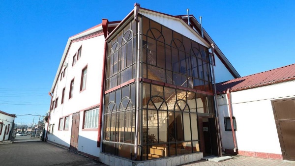 На обновление молодёжного театра в Назрани выделят более 200 млн. рублей.

 В ближайшее время в Ингушетии планируется начало капитального ремонта здания ГБУ «Ингушский государственный молодежный театр». 

Работы пройдут в рамках государственной программы РФ «Развитие культуры» и федерального проекта «Семейные ценности и инфраструктура культуры» нацпроекта «Семья».

 Проект охватывает площадь 2 312 кв. м. Общая сметная стоимость капитального ремонта составит 207,37 млн рублей, из которых 197 млн рублей будут выделены из федерального бюджета, а 10,37 млн рублей – из регионального. 

Реализация проекта рассчитана на 2025–2027 годы.