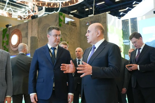 Туризм в СКФО в 4 раза превысил среднероссийский в 2025 году.

В прошлом году спрос на туристические поездки в Северо-Кавказский федеральный округ рос в четыре раза быстрее, чем в среднем по стране. Эти цифры прозвучали на Кавказском инвестиционном форуме в Минеральных Водах, где Минэкономразвития России представило итоги развития туризма в регионе в рамках национального проекта «Туризм и гостеприимство». СКФО принял 3,6 млн туристов — это на 8,5% больше, чем годом ранее. Для сравнения, общероссийский рост турпотока составил 2,2%. Самые высокие темпы показали Чечня (+35%), а также Северная Осетия и Карачаево-Черкесия (по +20%). В Дагестане после досчёта показателей зафиксирован рост в 11%. Что касается зимнего сезона — с ноября по март, — то, по оперативным данным министерства, округ уверенно превысил планку прошлого года: совершено 1,1 млн поездок, что на 19% больше. Драйвером роста выступил горнолыжный отдых, обеспечивший прибавку в 18%. В Минэкономразвития отметили, что сегодня в ряде регионов Кавказа ситуация остаётся непростой, однако подчеркнули: как только обстановка нормализуется, спрос на путешествия быстро вернётся к привычному уровню.

Выступая на форуме, министр экономического развития России Максим Решетников также рассказал о системной работе правительства по наращиванию номерного фонда.

«Поддержано строительство 2,5 тыс. номеров в модульных гостиницах — это 74 проекта с общим объёмом финансирования 3,7 млрд рублей на период 2025–2027 годов. Ещё 7,5 тыс. номеров появятся в рамках программы льготного кредитования: из 40 одобренных проектов уже введены в эксплуатацию две гостиницы в Ставропольском крае и одна в Карачаево-Черкесии (все три введены в 2024 году). Кроме того, за счёт льготного кредита строится новая канатная дорога на Домбае. В приоритете и качество номерного фонда. Как сообщил министр, в округе классификацию прошли 1,8 тыс. средств размещения, из них 70% — это новые объекты, которых раньше не было в реестре и которые вышли из тени. В рамках эксперимента в Дагестане и Ставропольском крае в реестр гостевых домов внесено более 1,5 тыс. комнат (183 объекта). Всё это напрямую работает на обеление экономики региона», - подчеркнул Решетников.

На форуме также обсуждалось развитие горнолыжных курортов. По данным Минэкономразвития, этот процесс заметно ускорился благодаря механизму особых экономических зон (ОЭЗ) и концентрации в них мер государственной поддержки. За счёт госпрограммы Кавказ.РФ только в прошлом году запущено 12 объектов инфраструктуры: горнолыжные трассы, канатные дороги, системы оснежения. Это мотивирует бизнес — в прошлом году пришло более 30 новых резидентов, чтобы построить гостиницы, рестораны и зоны отдыха. При этом курорты переходят на российские технологии. Как отметил Максим Решетников, дальнейшее развитие Эльбруса и Архыза обеспечит полностью отечественная технологическая цепочка: канатные дороги, система управления, программное обеспечение для подъёмников. Совместно с Кавказ.РФ также готовятся предложения по усилению безопасности туристов при восхождениях — в соответствии с задачами, поставленными Президентом по повышению качества и безопасности туристических услуг. Начнут с Эльбруса, одной из самых популярных и сложных точек для восхождения в стране. Планируется ввести контроль наличия проводника у группы, привлечь спасательные подразделения и обеспечить медицинское сопровождение.

Министр экономического развития России Максим Решетников заявил на форуме: «Курорты Кавказа переходят на полностью российскую технологическую цепочку. Речь идёт о канатных дорогах, системах управления и программном обеспечении для подъёмников на Эльбрусе и Архызе. Мы также готовим предложения по усилению безопасности туристов при восхождениях — начнём с Эльбруса, где введём контроль наличия проводников у групп и усилим медицинское сопровождение. Вся эта работа ведётся в рамках национального проекта "Туризм и гостеприимство", который находится на личном контроле Президента».

Отдельная часть презентации на Кавказском инвестиционном форуме была посвящена новому арт-курорту «Мамисон». Генеральный директор Кавказ.РФ Андрей Юмшанов, выступая перед участниками форума, представил итоги первого горнолыжного сезона и проекты резидентов ОЭЗ — концептуальные отели в виде базы астронавтов и домики из осетинского доломита. По словам Юмшанова, «Мамисон» в свой первый сезон принял 100 тысяч человек и подготовил круглогодичную программу активностей с фокусом на творчество и саморазвитие. Уже сейчас у отелей полная загрузка на майские праздники, активно идёт летнее бронирование. Глава Кавказ.РФ также подчеркнул, что «Мамисон» стал первым крупным горным проектом государства, построенным после введения европейских санкций на оборудование и технологии в 2022 году. Более того, курорт стал катализатором импортозамещения в стране: российская компания «Руслет» под запрос Кавказ.РФ и других курортов разработала первый отечественный отцепляемый зажим для канатных дорог. Разработка заняла несколько лет, и теперь все канатные дороги Кавказ.РФ оснащаются отечественным оборудованием и программным обеспечением.

Андрей Юмшанов, генеральный директор Кавказ.РФ, в своём выступлении на форуме отметил: «"Мамисон" стал первым крупным горным проектом государства, построенным после введения европейских санкций на оборудование и технологии в 2022 году. Курорт стал катализатором импортозамещения в стране — российская компания "Руслет" под запрос Кавказ.РФ и других курортов разработала первый отечественный отцепляемый зажим для канатных дорог. Разработка заняла несколько лет, и теперь все канатные дороги Кавказ.РФ оснащаются отечественным оборудованием и программным обеспечением. В планах — поставка четырех канатных дорог для расширения зоны катания легендарного Эльбруса, который под управлением Кавказ.РФ стремится к миллионному турпотоку, наращивая 10–15% ежегодно. Все эти достижения стали возможны благодаря системной поддержке Президента и реализации национального проекта "Туризм и гостеприимство"».