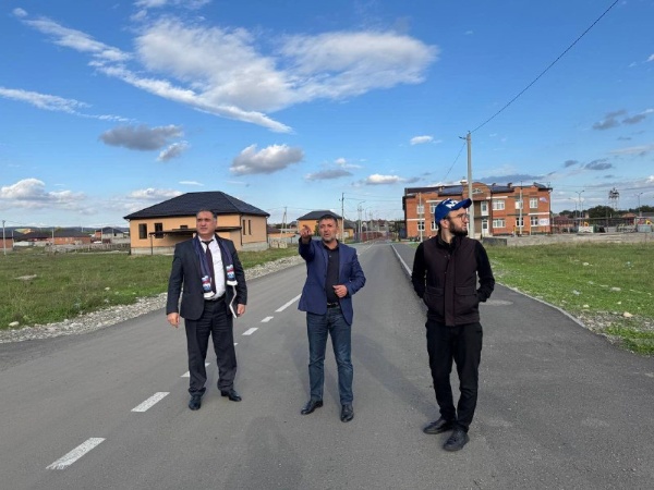 Партдесант «Единой России» в Карабулаке провел мониторинг улиц, благоустроенных в рамках проекта «Городская среда»

Инспекционный выезд был организован в рамках реализации Народной программы партии.

В мониторинге участие приняли: председатель Городского совета депутатов Алихан Хамхоев, исполнительный секретарь местного отделения партии Арби Султыгов и начальник производственного отдела администрации г. Карабулак Магомед Мальсагов.

Проверка показала, что все работы были выполнены качественно и согласно намеченному плану. В ходе благоустройства были проложены новые тротуары, установлены скамейки и урны, а также проведено уличное освещение.

«Мы понимаем, как важно для жителей иметь безопасные и удобные маршруты для передвижения, и работаем над тем, чтобы улучшить качество городской инфраструктуры», - отметили единороссы.

Напомним, федеральный партийный проект «Городская среда» направлен на обеспечение широкого общественного участия в ходе благоустройства дворовых и общественных территорий в городах и населенных пунктах с численностью проживания населения более тысячи человек, на обеспечение общественного контроля на каждом этапе реализации программ благоустройства.
