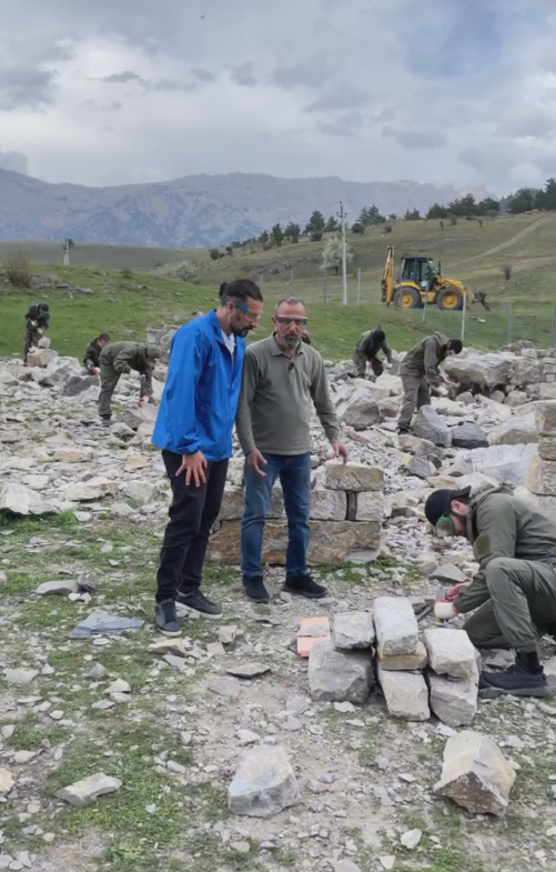 Вчера ведущий популярной телепередачи "Поедем, поедим" Федерико Арнальди посетил находящийся на реставрации по проекту "АСМ Групп" башенный комплекс "Нижний Пуй" в горной Ингушетии. Команда реставраторов и каменщиков компании "Наследие" тепло встретила известного гостя, посвятив его в мастерство работы с натуральным  камнем.