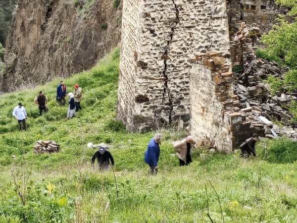 Представители команды разработки и внедрения Национальной системы «Территория» совместно с Главой комитета государственной охраны объектов культурного наследия Республики Ингушетия Кодзоевым Тимерланом Умаровичем и директором Джейрахско-Ассинского историко-архитектурного музея-заповедника Сампиевым Ахмедханом Алихановичем провели рабочую поездку в горную часть Республики Ингушетия.

Во время поездки посетили группу отдаленных и труднодоступных объектов, где в последнее время проводились научные исследования и были сделаны важные находки. 

На месте отчитались о ходе работ по внедрению, предварительных результатах и проблемах, обсудили вопросы взаимодействия комитетов Правительства Республики Ингушетия с администрацией Джейрахского района для оказания содействия процессу внедрения Национальной системы «Территория» в Джейрахском районе.

Также были затронуты вопросы безопасности подъездных путей к отдалённым объектам, обеспечения их сохранности в связи с необходимостью организации пеших маршрутов для гостей Республики.