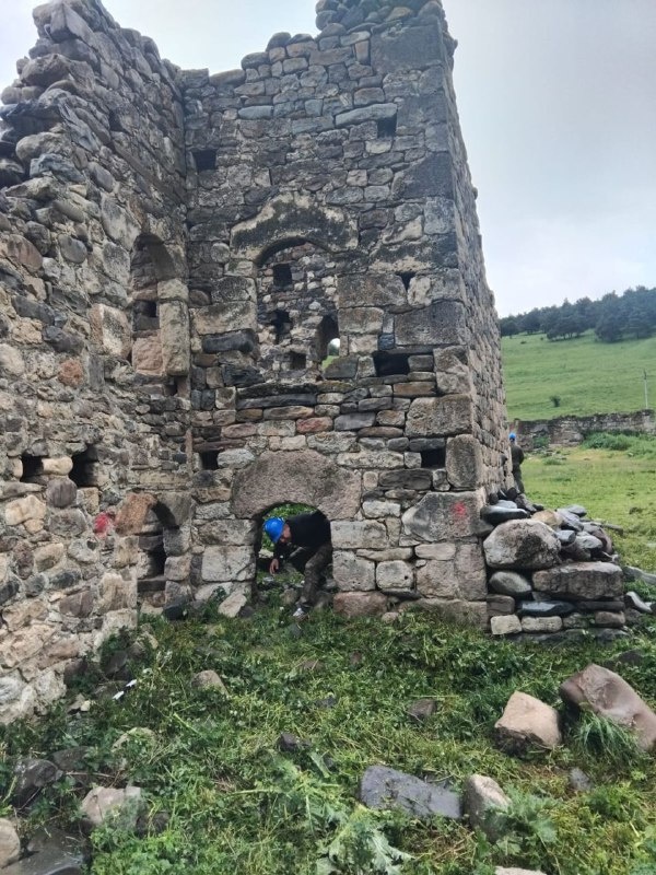 В эти дни, в рамках плана работы по надзору за проведением реставрационных, консервационных и противоаварийных работ, направленных на сохранение историко-архитектурных объектов горной Ингушетии и.о. директора Сампиевым А.А. была совершена инспекционная поездка к архитектурному комплексу «Нижний Пуй».

На комплексе идут подготовительные мероприятия, предваряющие восстановительные работы, которые будут проводиться специалистами реставрационной компанией ООО «Наследие».

Башенный комплекс «Нижний Пуй» расположен в южной части Таргимской котловины. Над поселком господствует изящная боевая башня со ступенчато-пирамидальной крышей, на жилых башнях сохранилось много петроглифов. В прошлом этот поселок занимал важное стратегическое положение, охраняя подступы к котловине с южной и восточной сторон. Среди выходцев с комплекса было немало знаменитых потомственных многоопытных воинов и умелых охотников.