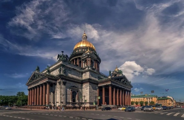 Сегодня, в 1819 году в Петербурге был заложен Исаакиевский собор по проекту арх. Огюста Монферрана. Крупнейший храм северной столицы, возводившийся с 1819 по 1858 года, стал выдающимся памятником архитектуры XIX века. Построен по указу императора Александра I, отличается уникальными инженерными решениями и богатым декором.