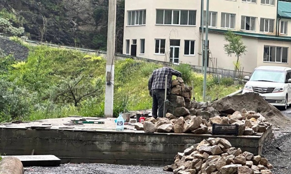 По улице Льянова села Джейрах появилась новая обустроенная общественная зона — приятное пространство отдыха и досуга для местных жителей. Реализованный проект стал частью масштабной программы национального проекта «Городская среда», направленного на улучшение качества жизни населения и создание комфортных условий для всех категорий горожан.

Проект подчеркивает внимание государства к нуждам регионов и стремление сделать жизнь каждого гражданина лучше и комфортнее, предоставляя новые возможности для полноценного отдыха и культурного развития.