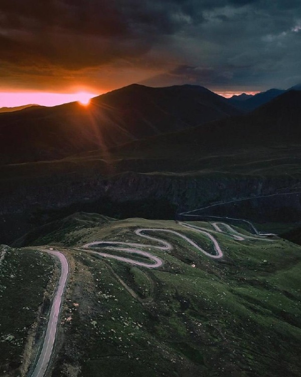 12 часов до старта!

Ледовый Марафон Бирджалы под северными склонами Эльбруса стартует в 8:00 24 августа 2025.

Бежать вдоль мощнейших водопадов, по тропам альпийских лугов, застывшей лаве, ледовому плато и спуском к финишу по серпантину на фото!

Спросим завтра на финише был ли у них марафон красивее.