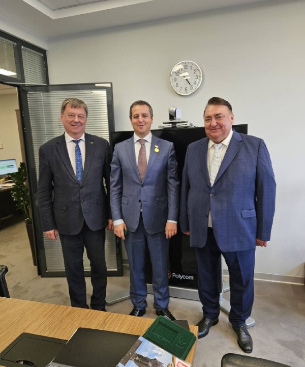 «Армхи» получит надежное энергоснабжение.

Председатель Правительства Ингушетии Владимир Сластенин провел в Москве рабочую встречу с заместителем Министра энергетики РФ Петром Конюшенко и заместителем гендиректора ПАО «Россети» Алексеем Мольским. В обсуждении также принял участие советник Главы Республики Ингушетия Олег Фурсов.

Ключевой вопрос: обеспечение бесперебойного электроснабжения ВТРК «Армхи».

Главное решение: рассматривается подключение курорта к Эзминской ГЭС! Также обсуждались варианты модернизации действующих и строительства новых энергообъектов.

 Владимир Сластенин подчеркнул стратегическое значение «Армхи» не только для Ингушетии, но и для всего Северного Кавказа. 

«Надежное энергоснабжение — ключевой фактор для успешного развития курорта и раскрытия его туристического потенциала», - отметил премьер.