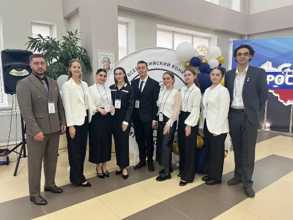 Студентка ПГУ – участница регионального этапа конкурса «Учитель года России».

В Ставрополе проходит региональный этап Всероссийского конкурса «Учитель года России». В номинации «Шаг в профессию» принимают участие 9 студентов старших курсов образовательных организаций региона. В их числе – студентка 5 курса ИИЯМТ ПГУ Анна Аракелян.

В рамках конкурсных испытаний Анна провела открытый урок английского языка для 6 класса на тему «Heroes», организовала обсуждение со школьниками вопросов преемственности поколений и приняла участие в педагогическом интервью.

Участие в конкурсе стало значимым этапом профессионального становления будущего педагога и возможностью продемонстрировать уровень подготовки, полученной в университете.