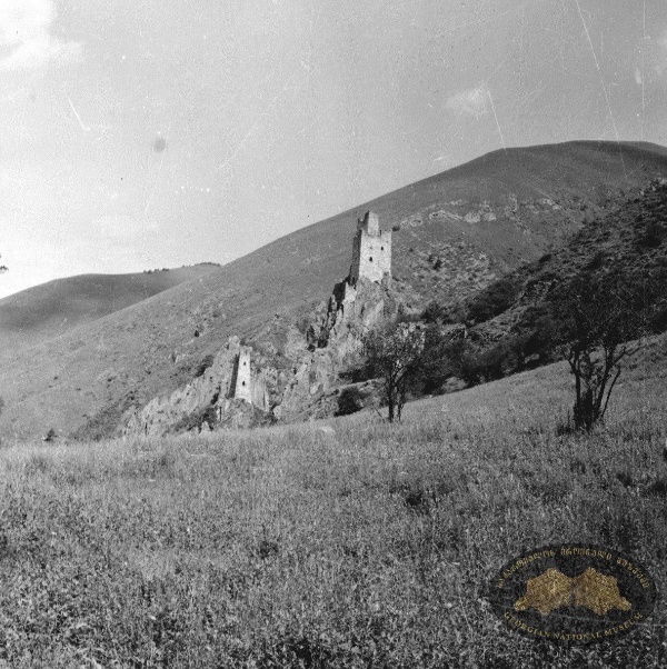 Центральный государственный исторический архив Грузии передал историкам "АСМ Групп" фотографии середины ХХ века, запечатлевшие Башенный комплекс Вовнушки в горной Ингушетии.

Напомним, что реставрация комплекса должна начаться уже в этом году.