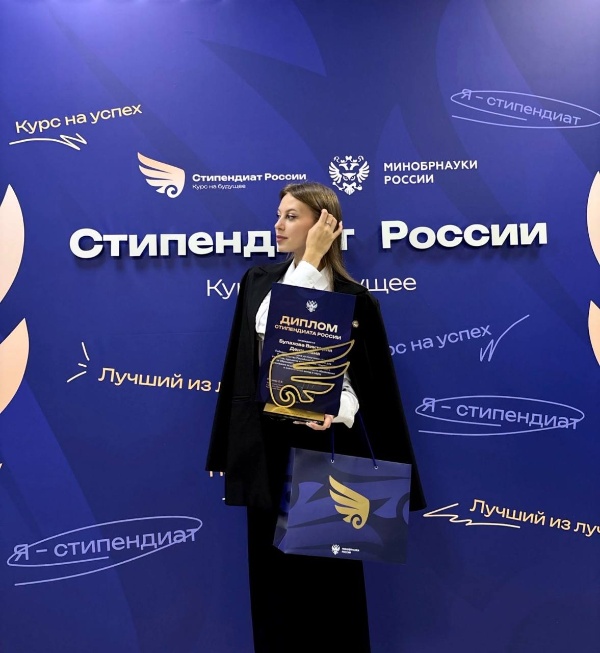 Международный день женщин в науке: студентка ПГУ, которая делает свои первые шаги в исследовательском мире. 

Виктория Булахова студентка 4 курса Института юриспруденции и инжиниринга ПГУ. Она совмещает науку, учёбу, творчество и активную студенческую жизнь, публикуется в журналах ВАК, исследует киберпреступность и технологии deepface, поднимая вопросы, которые напрямую связаны с нашим цифровым будущим.

Эта история – о том, что наука в XXI веке не про одиночество в кабинете, а про многозадачность, смелость, интерес к миру и желание разбираться в сложных процессах, которые формируют общество.