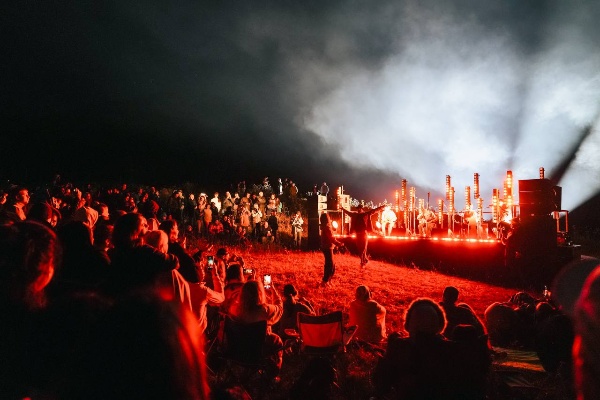 Дарья Суховская провела лекцию на арт-фесте «Мамисон».

В Северной Осетии впервые прошёл арт-фест «Мамисон», организованный Кавказ.РФ при поддержке Правительства республики. Событие уже называют манифестом новой культурной идентичности Кавказа.

В этом уникальном пространстве выступила доцент ПГУ Дарья Суховская – философ и исследователь креативных индустрий. Её лекция о кавказском культурном коде стала интеллектуальной точкой притяжения фестиваля. Дарья Николаевна подчеркнула, что культура Кавказа – это не только традиции, но и ресурс для развития креативных индустрий и поиска идентичности региона в глобальном мире.

«Сегодня Кавказ нужен современному искусству так же, как искусство нужно Кавказу. Это пространство смыслов, где прошлое не музейно законсервировано, а переосмысляется и становится фундаментом для будущего», — отметила Дарья Суховская.