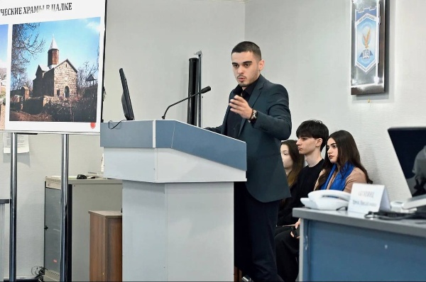 Настал четвертый день Осенней школы – день греческой культуры.

Участники посетили лекцию и узнали о культурном обмене между Понтийскими греками и русским народом, познакомились с программами изучения греческого языка, культурными мероприятиями и исследовательскими проектами, способствующими сохранению и развитию греческого наследия на Кавказе. 

День греческой культуры погрузил в атмосферу греческой духовности, традиций и гостеприимства, подарив ощущение связи времён и народов