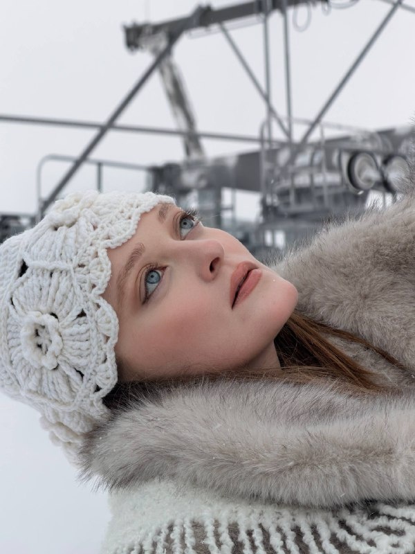 На Мамисоне прошёл первый мастер-класс «Мастерской медленной жизни» — съемка  концептуальной фотографии с Радой Садыговой. 

Собрались 20 участников из Владикавказа, Нальчика, Пятигорска, Грозного, Махачкалы и даже Санкт-Петербурга. 

У каждого был свой маршрут к горам и фотографии.
Татьяна из Петербурга приехала в свой день рождения — ради нового опыта. Гульшат с мужем: он кататься, а она выдохнуть. 

Среди участников — и профессиональные фотографы, и те, кто снимает только на телефон. Объединило одно — желание видеть и чувствовать больше.

«Перезагрузка, замедление и творческий заряд — всё случилось. Когда фотографируешь, ты будто вне времени», — делятся участники.

Мощный старт — и это только начало. Мастерские будут проходить каждую субботу: зины, наброски, литературные встречи — всё про внимание и процесс.