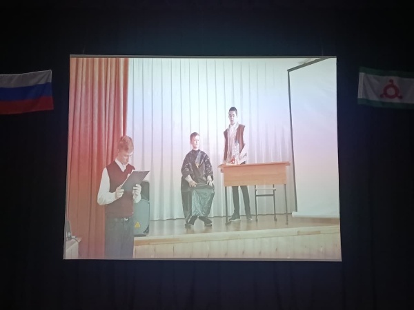 В Доме культуры с. п. Ляжги прошёл познавательный час «Особый мир — театр», приуроченный к Международному дню театра!

Под руководством художественного руководителя Газдиевой М. Р. участники познакомились с рассказом А. П. Чехова «Хирургия» и обсудили его особенности — в том числе возможности сценической интерпретации произведения.