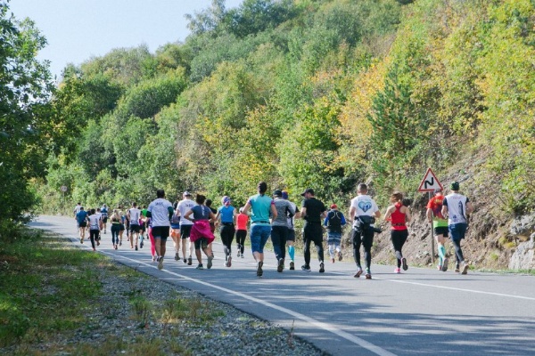 Сотрудники Джейрахско-Ассинского музея-заповедника примут участие в ежегодном, ставшем традиционным, шестом Марафоне Джейрах, который стартует в республике Ингушетия уже в это воскресенье, 22 сентября!

За шестилетнюю историю этого забега гостями республики стали более 1000 человек из более чем 100 городов России.

В 2024 году, в год празднования 100-летия Республики, Марафон Джейрах собирает рекордное количество гостей из 32 субъектов РФ и 66 городов.

Дистанции доступны, как для новичков, так и для профессионалов - от детских забегов на 500 метров, до классической марафонской дистанции в 42 километра.

300 участников забега устремятся ввысь по горным дорогам Джейрахского района чтобы увидеть самые красивые пейзажи асфальтового марафона страны!