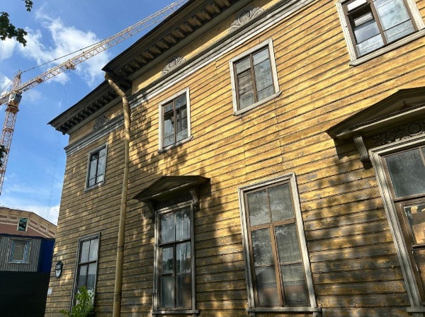 Наконец-то начинаются реставрационные работы на уникальном деревянном памятнике архитектуры "Дача Головина", построенном в 1824 году по проекту арх. Л. Шарлеманя в Санкт-Петербурге.

Компания City Solutions выиграла конкурс на право реставрации и превратит бывшую дачу в офисы.

А ведь проект реставрации и приспособления здания под офисы "АСМ" разработало еще 15 лет назад.