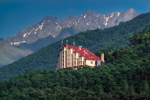 Продолжаем искать системные инструменты для эффективного развития сферы туризма, расширять доступные предложения разнообразных туристических услуг, чтобы граждане могли увидеть уникальную природу Ингушетии, прикоснуться к нашей великой истории и культуре. 

Работа дала свои результаты. К примеру, курорт «Армхи» только за прошлый год посетили около 52 тыс. человек. Ежегодно посещаемость только растет. Основной поток приходится на лето, поэтому, сделав ставки на другие сезоны, в ближайшие четыре года будем реализовывать программу модернизации курорта, включающую в себя строительство 
50 гостевых домов и вилл, а также 5 гостиниц и отелей. 

Если на данный момент на курорте 134 номера для размещения гостей, то к запуску новых объектов номерной фонд увеличится до 775 номеров. Здесь будут созданы рестораны, детский клуб, всесезонные бассейны, амфитеатр, спортивный центр и кинотеатр под открытым небом.