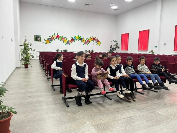 6 февраля 2026 года художественный руководитель М. Р. Газдиева провела беседу с презентацией «С. С. Осканов — Герой России».

Первым Героем России стал отважный лётчик Суламбек Осканов из Чечено‑Ингушетии. Расскажем о нём подробнее.

Суламбек Осканов родился в 1943 году в селении Плиево Чечено‑Ингушской АССР в обычной крестьянской ингушской семье. В возрасте всего одного года он пережил страшную депортацию вайнахов в Казахстан.

Вместе с родителями и другими чеченцами и ингушами Суламбек вернулся домой в середине 1950‑х годов — в период хрущёвской оттепели. Он окончил школу, затем ремесленное училище в Грозном. Но его заветной мечтой всегда было небо. Поэтому он поступил в Грозненский аэроклуб, который и дал ему путёвку в лётную жизнь.