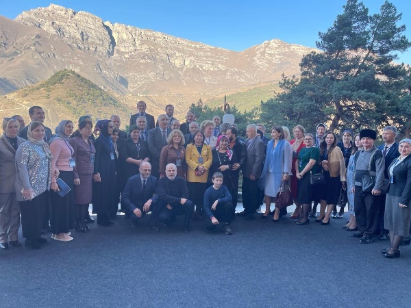 11-13 ноября сотрудники Джейрахско-Ассинского музея-заповедника, в рамках исполнения Перечня поручений Главы Республики Ингушетия от 30 августа 2023 г., о  проведения конференции, посвященной вопросам сохранения и популяризации объектов культурного-наследия, и в рамках двухстороннего соглашения между ГБУ «ИнгНИИ им. Ч. Ахриева» и ГКУ «Джейрахско-Ассинский музей-заповедник» о сотрудничестве сторон, заключенного 29 августа 2024 г.,  принимали участие в Межрегиональной научно-практической конференции «Национально-государственные образования в России: история и современность», посвященной 100-летию образования Республики Ингушетия.

Сама конференция проводилась в рамках Плана основных мероприятий по подготовке и проведению празднования в 2024 году 100-летия образования Республики Ингушетия во исполнение Указа Президента Российской Федерации № 938 «О праздновании 100-летия образования Республики Ингушетия» от 8 декабря 2023 г.

Организаторами конференции выступили: Правительство Республики Ингушетия, Министерство образования и науки Республики ингушетия, Министерство культуры РИ, Ингушский государственный университет, Ингушский научно-исследовательский институт гуманитарных наук им. Ч. Ахриева, Джейрахско-Ассинский музей-заповедник. 

В работе конференции приняли участие: Глава РИ, депутаты Народного собрания РИ, члены Правительства РИ, представители научных учреждений РАН, вузов и научных центров Москвы, Санкт-Петербурга, Волгограда, Грозного, Ессентуков, Краснодара, Карачаевска, Нальчика, Махачкалы, Майкопа, Ростова-на-Дону, Ставрополя, Черкесска, Элисты, Магаса и других городов России.

К началу работы конференции издан сборник материалов в двух частях, который будет включен в базу данных Российского индекса научного цитирования (РИНЦ) и размещен на портале Elibrary.ru.

Работа конференции проходила в следующих секциях:

Национально-государственные автономии на Кавказе: Ингушская автономная область (1924-1934 гг.): политические и социально-экономические процессы.

Многонациональность страны как фактор ее устойчивости в противостоянии вызовам в новое и новейшее время.

Языки народов России: сохранение языкового многообразия.

Литература и фольклор народов Кавказа: историко-культурный контекст.

Культурное наследие народов Кавказа: история и современность.
        
На конференции с научным докладом о деятельности, успехах и проблемах Джейрахско-Ассинского государственного историко-архитектурного и природного музея-заповедника выступил и.о. директора Сампиев А.А..

Выступление Сампиева А.А. вызвало живую дискуссию среди присутствовавших, все участники отметили большую теоретическую и практическую значимость представленного доклада.

Были организованы и проведены картинная галерея художника Гадаборшева Султана: «Горная Ингушетия глазами художника Гадаборшева С.А.», фотовыставка Тимура Агирова «Средневековая архитектура горной Ингушетии».

На третий, заключительный день конференции, для участников была проведена экскурсия по Джейрахскому району.  

В заключении, хотелось бы отметить высокий профессиональный уровень данного мероприятия и его важную положительную роль в нынешних условиях.  

Пользуясь случаем, хотим выразим особую благодарность всем сотрудникам Ингушского научно-исследовательского института гуманитарных наук им. Ч. Ахриева в лице руководителя Оздоева Д.Э., а также всем организаторам и участникам мероприятия.