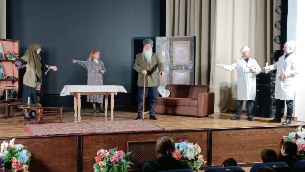 В Сунже Ингушский государственный молодёжный театр представил спектакль «Дорогая сноха» по пьесе Мусы Ахмадова. 

 Показ прошёл во Дворце культуры города в рамках всероссийской акции «Ночь театрального искусства», приуроченной к 150-летию Союза театральных деятелей России.

Постановка с лёгкой и колоритной атмосферой знакомит зрителей с особенностями традиционного ингушского уклада жизни, сочетая юмор и национальные традиции.