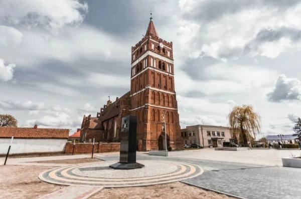 На кирхе Фридланда в городе Правдинск Калининградской области отремонтируют смотровую площадку и устроят иллюминацию.

Кирха и ее шестиярусная квадратная в сечении башня - объект культурного наследия регионального значения. Первую деревянную кирху Святого Георгия в северо-западной части Фридланда построили в 1313 году. В результате нападения литовского войска здание сгорело. В 1360-1380-х годах была возведена новая кирпичная кирха с ризницей и башней. После боевых действий 1945 года здание не пострадало, но было разграблено. В 1990 году кирху передали Русской православной церкви, а в 2005 году освятили.