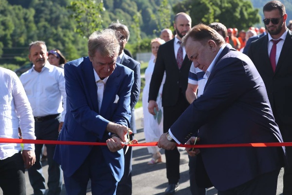 "Сегодня детский лагерь «Эрзи» открывает свои двери для юных жителей и гостей нашей республики. В полностью обновленном по современным стандартам лагере все продуманно для полноценного отдыха детей. 

Главная привлекательность в его месторасположении. «Аьрзи» находится на территории одноименного заповедника в Джейрахском районе, известного своей неповторимой красотой и уникальными природными и историческими объектами.

Модернизация лагеря стала возможной благодаря помощи основателя благотворительного фонда «САФМАР» Микаила Гуцериева. 

Порядка 400 млн рублей было потрачено на масштабную реконструкцию.

Надстроен третий этаж спального корпуса, что увеличило количество мест с 192 до 288, построена новая столовая с 184 посадочными местами, а также отдельный холодильный блок для хранения продуктов питания. Кроме того, появились две новые котельные, новая прачечная с современным оборудованием, заменены внутриплощадочные инженерные сети, восстановлены очистные сооружения. 

Есть новые спортивные площадки для мини-футбола, баскетбола, волейбола и бадминтона. Реконструирован плавательный бассейн. 

Уверен, детский оздоровительный лагерь «Эрзи» приобретет статус всероссийского.

Хочу искренне поблагодарить Микаила Гуцериева за заботу и внимание к детям, за этот прекрасный детский лагерь, который станет еще одним объектом активного отдыха и досуга для жителей нашей страны и республики", - глава Республики Ингушетия Махмуд-Али Калиматов.