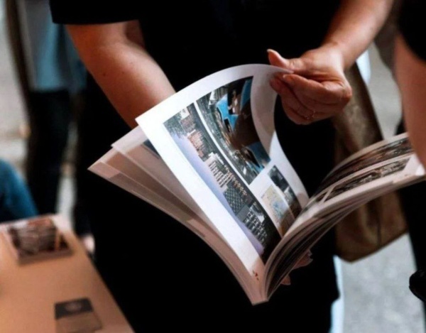 В понедельник прошла финальная редакционная коллегия Архитектурного ежегодника, издаваемого Объединением Архитектурных Мастерских Санкт-Петербурга.

Сформирован макет издания, подтвержден окончательный список участников и проектов, которые войдут в XXIII выпуск.

В этом году издание включит более 850 иллюстраций и охватит широкий спектр тем.

Среди акцентов выпуска:
- "Реконструкция и реставрация" - в ответ на растущий интерес к теме.
- "Ландшафтная архитектура и малые формы".
- Публикация одного из крупных городских конкурсов.

Релиз ежегодника запланирован на июнь.