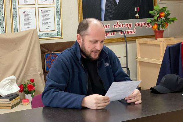 В актовом зале ГБУК «РЦКиИ» состоялась духовно нравственная беседа, организованная сотрудниками ГБУ «Аргунский музей-заповедник» совместно с учреждениями культуры в рамках Дня Мира в Чеченской Республике. Мероприятие стало площадкой для обсуждения вечных ценностей, значимости мира и согласия в обществе.

В ходе беседы были затронуты вопросы сохранения культурного наследия, укрепления духовных основ общества и противодействия экстремизму и насилию.

Особое внимание было уделено роли Чеченской Республики в поддержании мира и стабильности на Северном Кавказе. Участники отметили позитивные изменения, произошедшие в регионе за последние годы, и подчеркнули необходимость дальнейших усилий по укреплению межконфессионального и межнационального диалога. Беседа завершилась обменом мнениями и выражением надежды на продолжение подобных мероприятий, способствующих духовному развитию и укреплению мира в обществе.