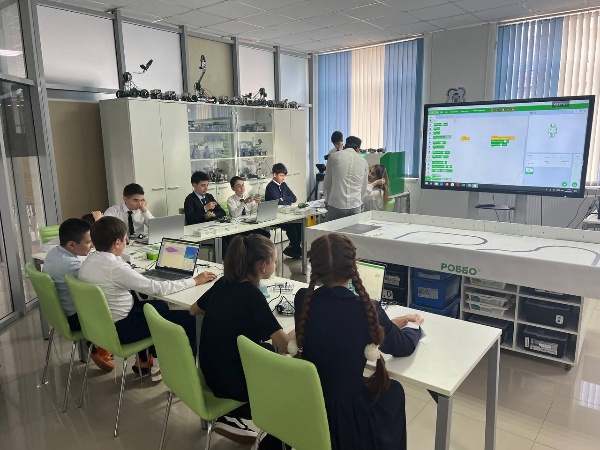 "Сегодня в республиканском детском технопарке «Кванториум» в качестве пилотного был открыт инженерный инновационный РОББО Класс – проект, запущенный по инициативе полпреда Президента РФ в СКФО Юрия Чайки и профинансированный из личных средств. Реализуется проект по поручению Владимира Путина.

Наша республика, как и другие регионы Северного Кавказа, получила комплекты робототехнического оборудования и методические комплексы для подготовки школьников в инженерных инновационных РОББО Классах: «РОББО 3D-принтер», «РОББО Лаборатория», «РОББО Схемотехника» и многое другое. Кроме того, каждый класс укомплектован современными ноутбуками на базе отечественной операционной системы MOS Linux.

Цель проекта – стимулировать обучение детей инженерным специальностям и робототехнике, а также помочь в профессиональной ориентации молодежи Северного Кавказа.

Замечу, что инженерные специальности становятся все более востребованными на рынке труда, и мы должны подготовить наших школьников к этим вызовам. Внедрение робототехники в образовательный процесс поможет создать новую культуру обучения, где акцент будет сделан на практическое применение знаний и навыков.

Хочу искренне поблагодарить Юрия Яковлевича за новый образовательный проект для детей Ингушетии. 
Уверен, что он вдохновит наших школьников на изучение науки и техники, а также поможет им реализовать свои идеи", - сообщил глава Республики Ингушетия Махмуд-Али Калиматов.