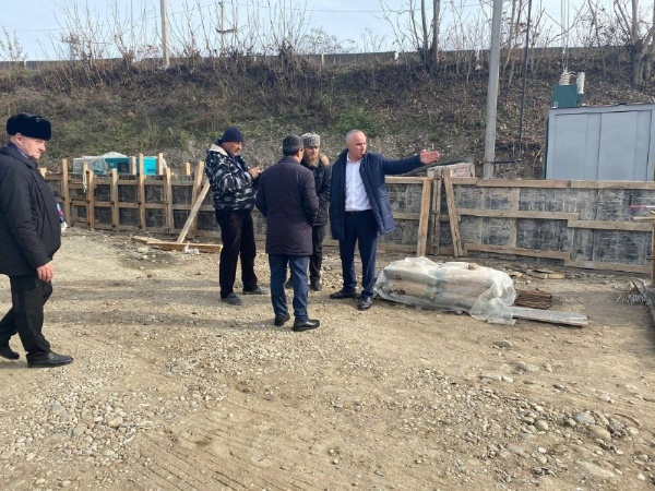 Партдесант «Единой России» в Назрановском районе провел инспекционный выезд для проверки хода работ по строительству физкультурно-оздоровительного комплекса (ФОКа) в с. п. Барсуки в рамках реализации Народной программы партии. 

В выезде приняли участие секретарь местного отделения партии Амиран Измайлов, председатель районного совета депутатов Назрановского района Идрис Экажев и депутаты райсовета от фракции «Единой России».

Согласно текущему графику, сдача объекта запланирована до конца текущего года. Проект, помимо основного здания, включает котельную, дизельную электростанцию, комплектную трансформаторную подстанцию и очистные сооружения.

Кроме того, проектом предусмотрено благоустройство и озеленение прилегающей территории, а с южной стороны будет организована парковка для легковых автомобилей, вмещающая 14 машиномест. Продольные уклоны проездов и пешеходных дорожек обеспечивают доступность для маломобильных групп населения. Три входа в здание имеют пандусы с ограждениями и поручнями. Также на парковке выделено 10% мест для автомобилей инвалидов с соответствующими размеченными символами.

Этот комплекс не только станет новым местом для занятий спортом и физкультуры, но и обеспечит доступность спортивных услуг для всех жителей района, включая людей с ограниченными возможностями.