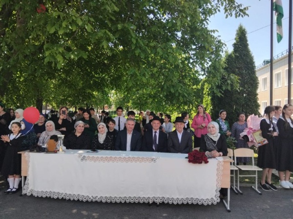 Руководитель Комитета Государственной охраны ОКН РИ Кодзоев Т. У. и и.о.директора Джейрахско-Ассинского музея-заповедника Сампиев А. А. посетили праздничное мероприятие по окончанию учебного года в ГБОУ "СОШ 8 г. Назрань".
 
Ахмедхан Алиханович поздравил выпускников с окончанием школы, пожелал им наметить себе цель и идти к ней самыми правильными путями, не забывать своих учителей и наставников, давших им старт в жизни.

А самое главное любить, уважать свой край, свою республику! "Пусть у Вас всё получится, пусть впереди Вас ждут только удачи и большие перспективы!"