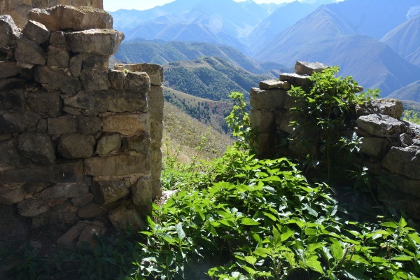 На южном склоне Столовой горы сотрудниками Джейрахско-Ассинского музея-заповедника, в рамках плана работы по выявлению и учету ранее неучтенных памятников архитектуры, и партнерами учреждения, в рамках внедрения на территории музея-заповедника Национальной системы управления объектами и безопасностью «Территория»,  продолжаются совместные исследования наскальных строений пещерного типа.

В результате проведенных работ определены локации еще нескольких строений, произведены замеры фронтальных и внутренних частей помещений, оконных и дверных проемов, отмечены все конструктивные элементы помещений и их особенности, произведена фотофиксация.

Заметки из полевых работ. 

Строение 7 представлено сплошной кладкой, закрывающей пещеру. На боковой стене расположены 3 небольшие оконные проемы квадратной формы, которые использовались для наблюдения и освещения внутренних частей помещения. На фронтальной стене расположены входной и большой оконный – на высоте 2,5 м от земли – , проемы.

По наличию отверстий для перекрытий во внутренней части строения, можно заключить, что строений было трёхъярусным.

Строение под номером 8 возведено на высоте 3 метров на площадке из скальной породы естественного происхождения, с фронтальной части сделана отмостка каменной кладкой до уровня пола. В верхней части восточной стены имеется небольшое окошко квадратной формы. Снаружи к входному проему ведут ступени.

Во внутренних углах пещеры отмечаются признаки сезонных источников воды.

В девятом строении прослеживаются характерные особенности наскального строения, присутствуют следы обработки скальной породы. Кладка не сохранилась. Ширина внутренней части 4,4 м, высота - 5 метров, глубина – 4,7 м.

Не случайно наши предки придавали этой горе сакральный смысл - она таит в себе много загадок.  

Наскальные строения, расположенные на склонах  горы - одно из проявлений таинства .

Мы привели некоторые детали очередных проведенных исследований, на данный момент завершена работа на 9 наскальных строениях, ранее было отмечено 6 строений, все они будут поставлены на государственный учет.
