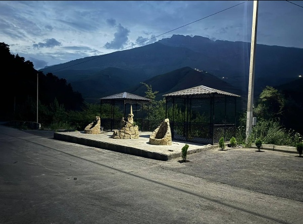 По улице Льянова села Джейрах появилась новая обустроенная общественная зона — приятное пространство отдыха и досуга для местных жителей. Реализованный проект стал частью масштабной программы национального проекта «Городская среда», направленного на улучшение качества жизни населения и создание комфортных условий для всех категорий горожан.

Проект подчеркивает внимание государства к нуждам регионов и стремление сделать жизнь каждого гражданина лучше и комфортнее, предоставляя новые возможности для полноценного отдыха и культурного развития.