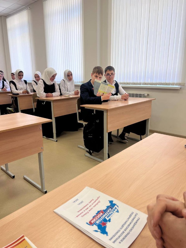 11 ноября 2025 года сотрудники администрации Джейрахского района организовали важную встречу с учащимися старших классов села Ольгетти. 

Тема беседы была посвящена актуальным вопросам современности, таким как терроризм, наркомания и коррупция. Участники встречи обсудили проблемы, связанные с этими явлениями, и возможные пути их решения. 

Акцент был сделан на важности формирования активной гражданской позиции среди молодежи, повышении уровня осведомленности и ответственности каждого гражданина перед обществом. 

Мероприятие прошло в теплой атмосфере взаимопонимания и взаимодействия, способствуя укреплению социальной устойчивости и сплоченности местного сообщества.
