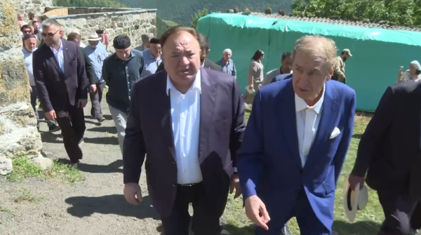 Сегодня глава Республики Ингушетия г-н Калиматов сообщил, что Благотворительный фонд "САФМАР" заключил контракт с компанией из Санкт-Петербурга ("АСМ Групп") на паспортизацию всех объектов культурного наследия горной части Ингушетии.

Контракт заключен еще в январе сего года, работы идут полным ходом.