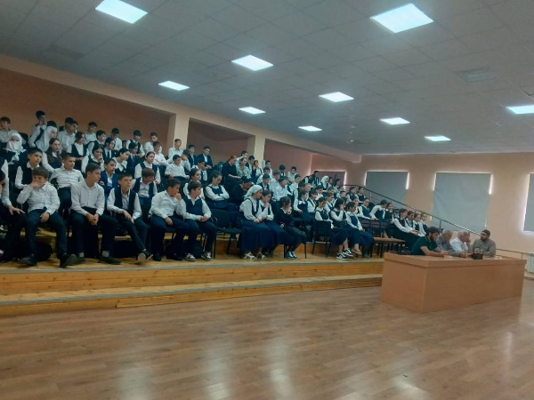 03.09.2024г работники ДК с. п. Джейрах в лице методиста Харсиевой Амины Руслановны и художественного руководителя Льяновой Радимхан Мухарбековны совместно с работниками ГБОУ «СОШ - Детский сад с.п. Джейрах имени И. С. Льянова» провели мероприятие, посвящённое Международному Дню солидарности в борьбе с терроризмом, на котором присутствовали представители администрации района в лице Борова Муссы А. и Льянова Рамазана Т., представителя органов внутренних дел в лице Цурова Ахмеда Ю., представителя духовенства в лице учителя истории религий Шаухалова Назира Р.  (7-11 классы - 89 уч.) Мероприятие было посвящено трагедии Беслана и другим трагическим событиям, связанным с терроризмом. Был показан видеоролик о событиях в Беслане. В ходе демонстрации ролика ребята узнали о трагедии Беслана, в которой в первую очередь пострадали дети.

Основной задачей таких мероприятий является сформирование у детей нравственных ценностей, представление о добре и зле, милосердии, побуждение к активным действиям во имя добра. Важно помнить, что с терроризмом следует не только бороться, но и предупреждать его возникновение. Повсеместно нужно говорить о том, что необходимо уважение культурных и религиозных ценностей. Все люди имеют право на спокойную и мирную жизнь. Только толерантность и взаимоуважение помогут нам предупредить разрастание терроризма, и лишить преступников надежды на поддержку в обществе. День солидарности в борьбе с терроризмом это напоминание каждому из нас о том, как важно единство и внимательность друг к другу. Мы все вместе должны объединиться против распространения насилия, терроризма и экстремизма. Только совместными усилиями мы сможем противостоять этому злу и создать безопасное будущее для всего человечества.