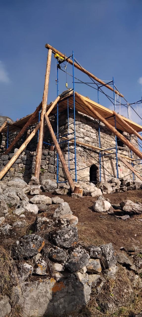 25 ноября 2024 г. и.о. директора Джейрахско-Ассинского музея-заповедника Сампиев А.А., совместно с представителем Комитета государственной охраны объектов культурного наследия Республики Ингушетия Аспиевым М.Г., генеральным директором ООО «АСМ Групп» Михайловым А.Г., в рамках плана работ по надзору за проведением реставрационных, консервационных и противоаварийных работ по сохранению историко-архитектурных объектов на территории музея-заповедника, совершили инспекционную поездку к башенным комплексам «Эбан», «Кели», «Дошхакле», «Пуй», «Тумги», «Морч».

Работы по сохранению объектов культурного наследия проводятся при условии осуществлении технического, авторского надзора и государственного контроля в области охраны ОКН за их проведением, а также данные работы проводятся на основании задания и разрешения на проведение указанных работ, выданных органом охраны ОКН – Комитетом государственной охраны ОКН Республики Ингушетия. 

Внесение изменений в данное задание возможно только по согласованию с Комитетом государственной охраны ОКН РИ. 

В ходе проведенной проверки, на башенных комплексах «Пуй», «Кели» были выявлены ряд замечаний по проводимой работе, по устранению которых будут подготовлены и направлены предписания в соответствии с действующим законодательством в вышестоящие инстанции. 