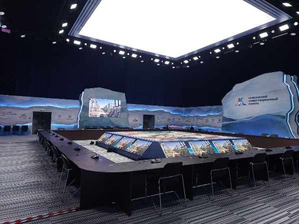 Сегодня в Минеральных водах торжественно открылся Кавказский Инвестиционный форум. Завтрашняя насыщенная программа форума предполагает деловые встречи с заместителем министра экономического развития РФ Сергеем Назаровым, основателем группы "САФМАР" Микаилом Гуцериевым, генеральным директором ДОМ РФ Виталием Мутко. Также на форуме ожидаются Премьер-министр РФ Михаил Мишустин и первый вице-премьер Александр Новак.