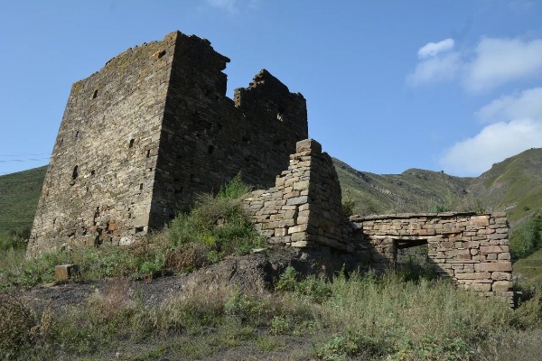 Рабочий выезд в горную часть Чеченской Республики.

Погода и состояние дороги на перевалах позволили за один выезд захватить сразу две территории - Шаройский и Итум-Калинский административные районы.

Был проведён сбор и уточнение информации по отдельным населённым пунктам, объектам культурного наследия и памятникам природы. 

Среди мест, где проводились работы:
- Боевая башня в селе Химой Шаройского района,
- наземные солнечные часы в селе Химой,
- руины села Чехилдой,
- Шикаройский замковый комплекс,
- село Шарой,
- село Шикарой,
- объекты сервиса на перевале между районами,
- ряд руинизированных строений у с. Тазбичи Итум-Калинского района,
- жилая башня тэйпа Нашхой и близлежащие руины,
- башенный комплекс Эткали и мечеть,
- замок Пхъакоч,
и другие объекты.

Во время выезда также провели ряд рабочих встреч с сотрудниками организаций районов, правоохранительными органами и местными жителями.