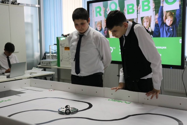 "Сегодня в республиканском детском технопарке «Кванториум» в качестве пилотного был открыт инженерный инновационный РОББО Класс – проект, запущенный по инициативе полпреда Президента РФ в СКФО Юрия Чайки и профинансированный из личных средств. Реализуется проект по поручению Владимира Путина.

Наша республика, как и другие регионы Северного Кавказа, получила комплекты робототехнического оборудования и методические комплексы для подготовки школьников в инженерных инновационных РОББО Классах: «РОББО 3D-принтер», «РОББО Лаборатория», «РОББО Схемотехника» и многое другое. Кроме того, каждый класс укомплектован современными ноутбуками на базе отечественной операционной системы MOS Linux.

Цель проекта – стимулировать обучение детей инженерным специальностям и робототехнике, а также помочь в профессиональной ориентации молодежи Северного Кавказа.

Замечу, что инженерные специальности становятся все более востребованными на рынке труда, и мы должны подготовить наших школьников к этим вызовам. Внедрение робототехники в образовательный процесс поможет создать новую культуру обучения, где акцент будет сделан на практическое применение знаний и навыков.

Хочу искренне поблагодарить Юрия Яковлевича за новый образовательный проект для детей Ингушетии. 
Уверен, что он вдохновит наших школьников на изучение науки и техники, а также поможет им реализовать свои идеи", - сообщил глава Республики Ингушетия Махмуд-Али Калиматов.