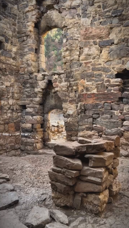 Реставраторы компании "Наследие" полностью расчистили и подготовили для реставрации две исторических жилых башни Архитектурного комплекса "Нижний Пуй" в горной Ингушетии.

Первые две жилых башни, которые уже отреставрировала команда "Наследие" по проекту "АСМ Групп" сегодня по праву являются популярными действующими музеями быта ингушей и археологии. Их посещают тысячи туристов и еще больше людей узнают о них благодаря федеральным каналам и социальным сетям.