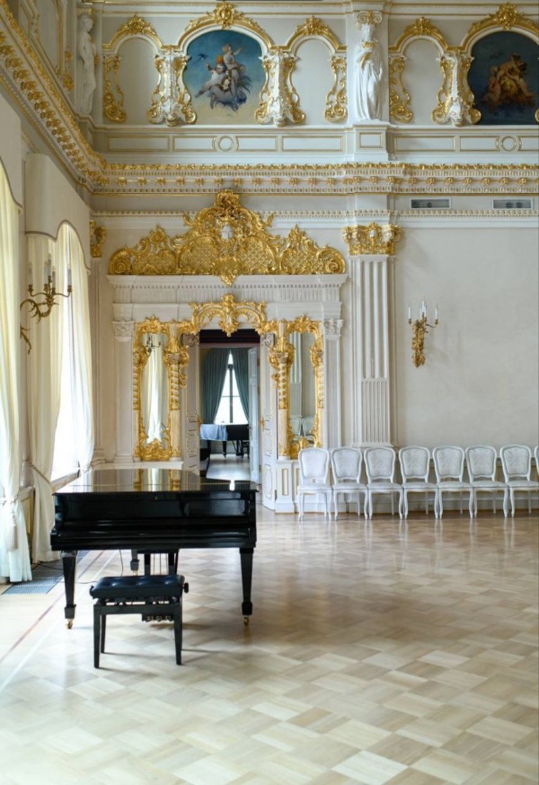 Отреставрированные по проекту "АСМ" интерьеры объекта культурного наследия "Особняк Мясникова" на улице Восстания, 45, готовы принимать новых гостей на различных творческих мероприятиях, намечаемых этим летом. 

Лучший проект реставрации в Санкт-Петербурге 2008 года.