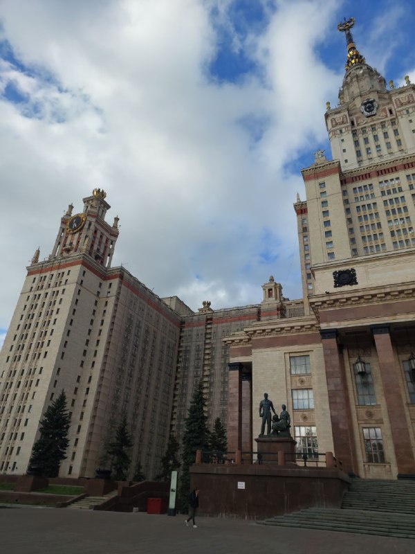 Начинаются полномасштабные реставрационные работы на фасадах здания Московского государственного университета на Воробьевых горах. Некоторые плоскости фасадов уже оделись в строительные леса и сетки. А команда "АСМ Групп" должна подключиться к работам уже в ближайшие дни.