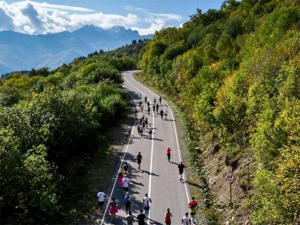 22 сентября в Джейрахском районе пройдет VI марафон «Джейрах», в котором примут участие 300 человек из 32 субъектов и 66 городов РФ. 

Дистанции доступны, как для новичков, так и для профессионалов  -  от детских забегов на 500 метров до классической марафонской дистанции в 42 километра.

Участникам забега предстоит пробежать по горным дорогам Джейрахского района, одновременно наслаждаясь прекрасными пейзажами региона. 