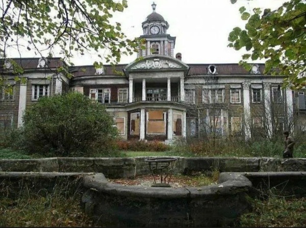 В Москве приступают к реставрации усадьбы Виноградово, в состав которой также входят дома Германа, Банзы и погреб. 

История усадьбы Виноградово в районе Северный насчитывает почти 400 лет. В разное время здесь жили предки Александра Пушкина, князья Вяземские, графы Бенкендорфы, купцы Бучумовы и многие другие. Частыми гостями усадьбы были известные писатели и поэты - Иван Крылов, Гавриил Державин, Николай Карамзин. 

В начале ХХ века по проекту арх. И.Рыльского на территории усадьбы были построены восточный жилой дом Банзы и западный жилой дом Германа.