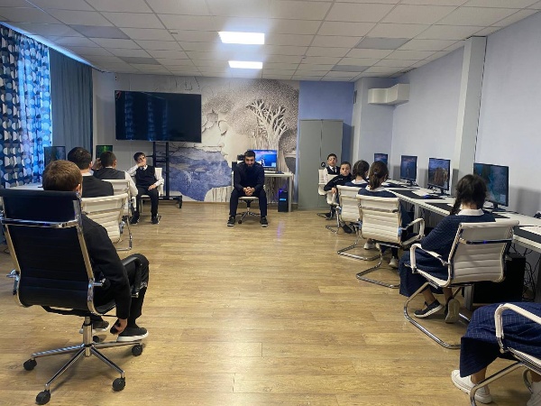 В Назрани начались первые занятия в Школе креативных индустрий.

Вторая Школа креативных индустрий в Назрани открыла двери для первых учеников. Учебные программы направлены на развитие навыков в современных креативных профессиях, включая акустику, звукозапись, создание музыки, VR/AR, 3D-моделирование, анимацию, фотографию, видеографию и монтаж.

Классические и цифровые дисциплины, в том числе графический дизайн, преподаются опытными специалистами. Среди них — Саварбек Боков, который сочетает профессиональные компетенции с индивидуальным подходом к развитию творческого потенциала учащихся.

Новая Школа креативных индустрий открывает возможности для молодежи осваивать востребованные профессии и повышать квалификацию в востребованной сфере.