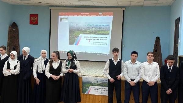 Работники Администрации Джейрахского района провели со старшеклассникими  беседу ,на которой их ознакомили с реализацией федерального проекта "Формирование комфортной городской среды" президентского нацпроекта "Жилье и городская среда" на территории Джейрахского района.

Основная цель проекта — сделать города комфортнее для жителей, повысить индекс качества городской среды. Вовлечь граждан в процесс благоустройства территорий.   Минимальный возраст гражданина, допущенного до голосования, — 14 лет. Каждый участник голосования может выбрать одну территорию для благоустройства или проголосовать за дизайн-проекты ранее отобранных территорий.