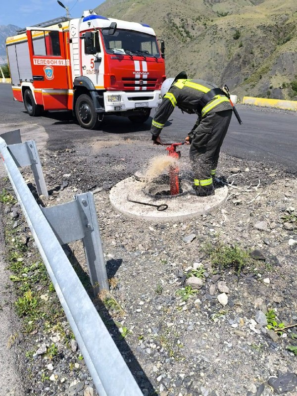 В Джейрахе работники ПЧ-5 провели комплекс мероприятий, направленных на контроль работоспособности пожарных гидрантов, которые обеспечивают подачу воды пожарным машинам во время тушения возгораний.

Все пожарные гидранты, установленные при прокладке нового водопровода, функционируют в штатном режиме.