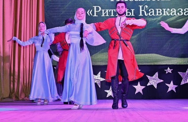 На протяжении трёх дней в ПГУ проходили посвящения в студенты!

Яркие номера от творческих коллективов ПГУ, тёплые напутствия от ректора Александра Павловича Горбунова и советника ректора по Воспитательной работе и молодёжной политике Кондраковой Эльвиры Дмитриевны, а также выступления лидеров студенческих организаций создали по-настоящему праздничную атмосферу.

Но самый волнительный момент ждал первокурсников в финале – Торжественная клятва студента! 