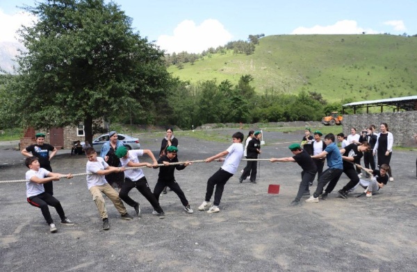 В Джейрахском районе Республики Ингушетия Пограничным управлением ФСБ России по Республике Ингушетия проведена военно-патриотическая игра «Зарница». Мероприятие было посвящено 106-й годовщине со Дня учреждения пограничной охраны.

В «Зарнице» приняли участие 4 отряда «Юных друзей пограничников» общеобразовательных учреждений г. Магаса. Школьники показали свои навыки в военно-прикладных дисциплинах: надевание противогаза на время, неполной сборке-разборке автомата Калашникова, метание гранат на точность, спортивная эстафета, перетягивание канатов и многое другое.

Помимо конкурсов, в программу «Зарницы» вошли показательные выступления по задержанию условного нарушителя государственной границы с применением служебной собаки. После мероприятия дети отведали армейской каши из полевой кухни и были награждены кубками, дипломами и ценными призами.

По итогам игры места распределились следующим образом:
1 место - 7а класс школы № 2 г. Магаса;
2 место -  7а класс школы № 1 г. Магаса;
3 место -  6а классы школы № 1 г. Магаса и гимназии «Марем».

Реализуемые Пограничным управлением меры способствуют формированию у подрастающего поколения патриотизма и активной гражданской позиции, приобщают к здоровому образу жизни, а также направлены на профилактику различного рода негативных проявлений в молодежной среде.

Для детей общеобразовательных учреждений проводимые мероприятия замечательная возможность познакомится, проявить свои лучшие качества и волю к победе.